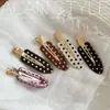Um Novo Grampo de Cabelo de Acetato com Bolinhas da Lan, Versátil e Doce, com um Design de Coração Delicado, Adequado para Franjas e Cabelos Laterais, um Acessório de Cabelo Doce e Elegante