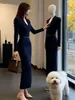 Vestido com Elegância Madura, Lançamento Primavera 2026, Vestido Bodycon de Tricô Justo Emagrecimento com Decote Cruzado e Fenda nas Costas