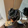 Bolso Estilo Coreano Estilo Coco Chanel para Mujer 2026 Nuevo de Moda Texturizado con Cadena Bolso Cruzado Bolso Cubo Casual de un Solo Hombro para Mujer