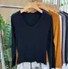 Camiseta Sencilla de Color Café Estilo Coreano, Color Sólido Versátil, Cuello en V, Manga Larga para Mujer, Novedad Primavera 2026, Ajuste Ceñido, Camiseta Básica Adelgazante
