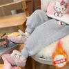 Calças Infantis Outono e Inverno Calças Esportivas de Bebê para Crianças 2026 Novo Estilo Calças Longas para Meninas Calças de Moletom com Plus Size Veludo Estilosas