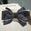 Pinza de Resorte de Mariposa con Patrón de Mezclilla Vintage con Delicado Pasador de Camelia Bordado, una Herramienta de Peinado Que No Lastima la Parte Posterior de la Cabeza