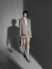 Traje de lana ligero con borde crudo y cuello en V, para mujer, con hombros de ángulo recto, cuello desestructurado relajado, chaqueta de traje de alta gama