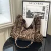 Bolsa Estampa de Leopardo Feminina 2025 Nova Outono e Inverno Super Popular Bolsa de Trabalho Leve Bolsa de Ombro para Passeio Bolsa Tote de Grande Capacidade