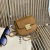 Bolso pequeño de gamuza de moda para mujer, nuevo bolso versátil con cadena para hombro y bandolera 2026, bolso pequeño cuadrado de otoño e invierno