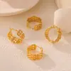 Europa y Estados Unidos transfronterizo viento ins cadena costura enrollada hebilla de oreja de acero de titanio en forma de C diseño femenino pendientes de cuadros huecos que no se decoloran