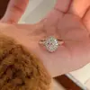 Anillo de Apilamiento de Diamantes Oversize de Lujo Accesible Estilo Medieval Vigilante para Mujer, Versátil, de Gama Alta, Diseño Elegante y Exquisito