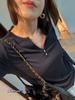 Promoción Principal de Otoño Temprano 25ª Camiseta Base de Manga Larga Azul de Tencel de Alta Elasticidad Amigable con la Piel de Dos Botones Sexy Escote Pequeño Nuevo
