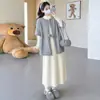 Conjunto de maternidad suave estilo coreano en stock: chaleco de punto con cordones de pompón + falda base de maternidad para vibras de otoño e invierno