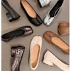 Mesmo estilo da Mom's Grape, novos sapatos split-toe de couro genuíno para primavera e outono, estilo tabi, salto grosso, sapatilhas m6 femininas, sapatos de casco de porco