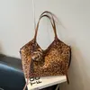 Bolsa Casual Retro Grande Capacidade Estampa de Leopardo 2025 Nova Versátil para o Dia a Dia Bolsa de Ombro Feminina Bolsa Tote para Estudante Universitário