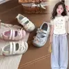 Nuevas Sandalias Mary Jane de Malla para Niñas 2026 con Moño y Correa de Velcro, Sandalias Deportivas Infantiles con Suela Suave y Diseño Anti-Pateaduras
