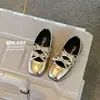 Sapatos de Couro para Meninas 2026 Verão Novo Estilo Laço Prateado Estilo Coreano Sapatos Individuais Modernos Sapatos de Ballet Macios para Dança Infantil