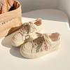 2023 nuevos zapatos de pan de lana de cordero de nicho, zapatos de plataforma cálidos forrados de vellón, zapatos de algodón chic nuevos de invierno para mujer con punta redonda