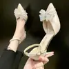 Tacón de aguja, zapatos de punta para dama de honor, lazo de pedrería estilo francés, diseño de una sola tira, nueva colección 2026, tacones altos para combinar con vestidos