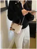 Bolso de hombro versátil, bolso de mano de alta gama de moda, bolso cubo de gamuza de nicho para el día a día, bolso cruzado de otoño e invierno