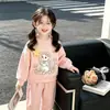 Conjunto casual de dos piezas para bebé niña de primavera y otoño, sudadera con capucha de cuello redondo y manga larga con estampado de conejo de dibujos animados y estrellas pequeñas 3D, pantalón jogger