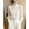 Elegante camisa de cuello alto estilo francés para la primavera 2026, blusa blanca única y nueva de manga larga estilo corte.