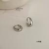 Pendientes lisos de metal de alta calidad. Pendientes de diseño de nicho de lujo ligero para mujer. Pendientes populares de moda 2023.