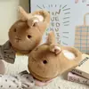 Chinelos de casa unissex com design fofo de cachorrinho com chapéu amarelo de desenho animado, sapatos peludos quentes e antiderrapantes para casais, feitos sob medida para o inverno, atacado
