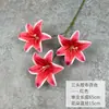 Lírio de fita de três cabeças flores artificiais para decoração de casa, atacado para comércio transfronteiriço, decoração de salão de casamento, decoração suave de hotel atacado