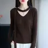 Nueva Colección Otoño/Invierno 2026: Suéter de punto V-neck de seda y lana, manga larga, corte ajustado, color liso, con detalle de cinta, camiseta base