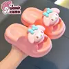 (Armazém Jieyang, limitado a vendas domésticas) Sandálias de verão infantis, fofas, antiderrapantes, para uso interno, com personagens de desenho animado, para meninas, da Sanrio