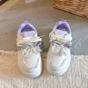 Tênis Feminino com Laço Floral 2026 Novidades Primavera/Verão Sapatos Brancos Infantis Sapatos Casuais para Estudantes Sapatos de Skate Antiderrapantes