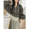 Enviado. Toma real. Conjunto de top de trabajo de retazos de otoño temprano, imitación de dos piezas, con cuello alto y cordón + falda midi gris para mujer