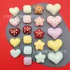 Accesorios Plásticos de Bricolaje de Colores Simulados en Forma de Corazón con Puntos Estilo Chanel Pequeño para Pinzas de Cabello, Fundas de Teléfono, Hebillas de Zapatos y Adornos
