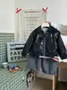 Ropa infantil transfronteriza: unisex, con cuello camisero, hecho de cuero suave con hilo metálico, nueva colección otoño 2026, moderno y versátil
