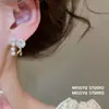 ¡Ligeramente Doblado y Brillante! Aretes de Perla Redonda Chapados en Oro Real de 14K, Aretes Estilo Francés Inspirados en Chanel, Joyería para Orejas de Nicho al por Mayor