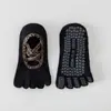 Calcetines de yoga para mujer, estampado de leopardo, diseño de cinco dedos, calcetines profesionales para Pilates, calcetines antideslizantes, calcetines para deportes de interior, con tiras y diseño de punta abierta