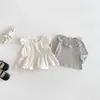 Conjunto de Tres Piezas para Bebé Dianxi Otoño Rayas Cuello Volante Camiseta Base Chaleco de Mangas Volantes Leggings con Adorno de Encaje