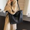 Bolsas tejidas de gran capacidad de moda para mujer de este año 2026 Nuevos bolsos de hombro versátiles casuales para el trabajo y los desplazamientos Bolsas tote