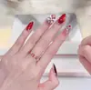 2026 Dança do Leão Cereja Vermelha Gatinho Olho de Gato Outono/Inverno Novo Estilo Elegante Clareador Arte de Unhas Feita à Mão Pontas de Unha Atacado