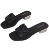 Sandalias plisadas de tacón bajo para mujer de talla grande transfronterizas 2026 primavera nueva moda sandalias de punta cuadrada y tacón cuadrado venta al por mayor