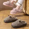 Chinelos de algodão com desenho para outono e inverno de 2026 para mulheres, novo estilo de inverno, com sola grossa, forrados com fleece, quentes e adequados para casais usarem em ambientes internos.