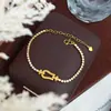 Pulseira de luxo leve em tom de areia e ouro com fecho de ferradura cravejado com zircônia cúbica, um design sofisticado e elegante, pulseira versátil de liga de cobre para mulheres
