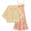 Nova coleção de outono estilo chinês: um conjunto apresentando uma jaqueta com bordado pesado e padrão floral em degradê e um vestido camisola combinando, adornado com contas. P9006