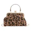 Bolsa de concha popular de este año 2025 Bolso de cadena nuevo de verano Bolso de mano de nicho con estampado de leopardo Bolso de hombro cruzado para mujer