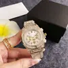 Relógio Feminino Dourado com Caixa Totalmente Cravejada, Três Mostradores, Mostrador Branco, Pulseira de Liga Metálica, Popular para Negócios e Uso Diário, Relógio de Pulso a Quartzo, Atacado de Relógios da Fábrica