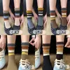 Meias da moda e populares para mulheres, novos estilos de início de outono, meias da moda de cintura alta estilo coreano, meias de cano médio com um toque jovial