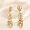 Pendientes Largos de Aleación con Forma de Hoja Europeos y Americanos con Diseño Tridimensional en Capas, Estilo Artístico Vintage, Accesorios de Moda Llamativos