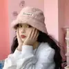 Sombrero de Pescador a Cuadros de Lana de Cordero Estilo Japonés para Mujer, Engrosado para Otoño e Invierno, Sombrero de Cubo Cálido y Moderno con Letras, Hace que la Cara Parezca Más Pequeña