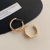 Brincos lisos de metal de alta qualidade para mulheres, brincos de nicho minimalistas de luxo leve, brincos da moda versáteis de estilo frio, atacado