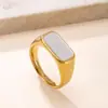 Anillo de Luz Nuevo de Acero Inoxidable Estilo de Corte de Lujo Anillo de Concha Blanca Fundida Anillo Rectangular para Dedo Anular de Mujer Accesorios