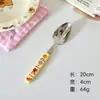 Set de cubiertos de acero inoxidable 304 Oso de Pan, incluye una cuchara cerámica de mango cuadrado, una cuchara y un tenedor, en un estilo lindo y cremoso, adecuado para bistec