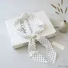 Pañuelo de Seda Retro de Lunares con Perlas Estilo Francés para Mujer, Bufanda Larga de Seda con Diseño Único y Perlas Estilo Coreano, Versátil