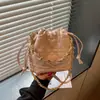 Bolso tipo cubo de nicho con bordado de corazón 2026 nuevo estilo de moda textura cadena versátil gran capacidad bolso de mano de un solo hombro cruzado